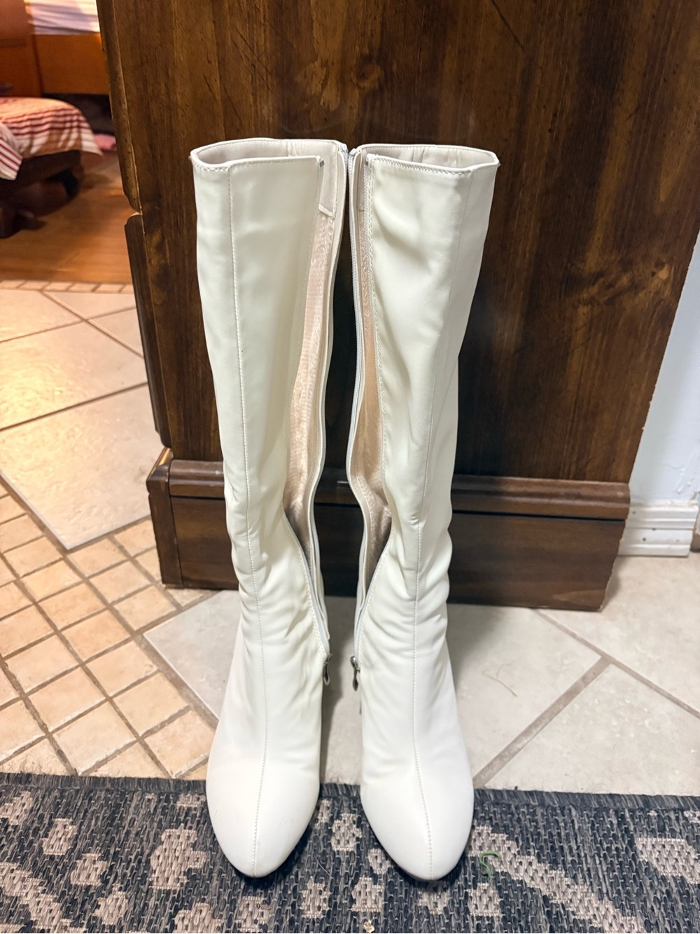 Women’s White Knee-High Classic Zip Front Gogo boots